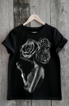 Черная футболка с девушкой Милана
